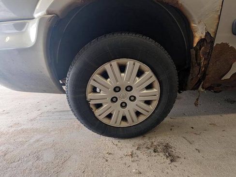 Used 2006 Chrysler Town & Country FWD image 16