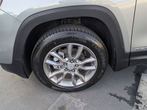 Used 2024 GMC Terrain SLT image 13