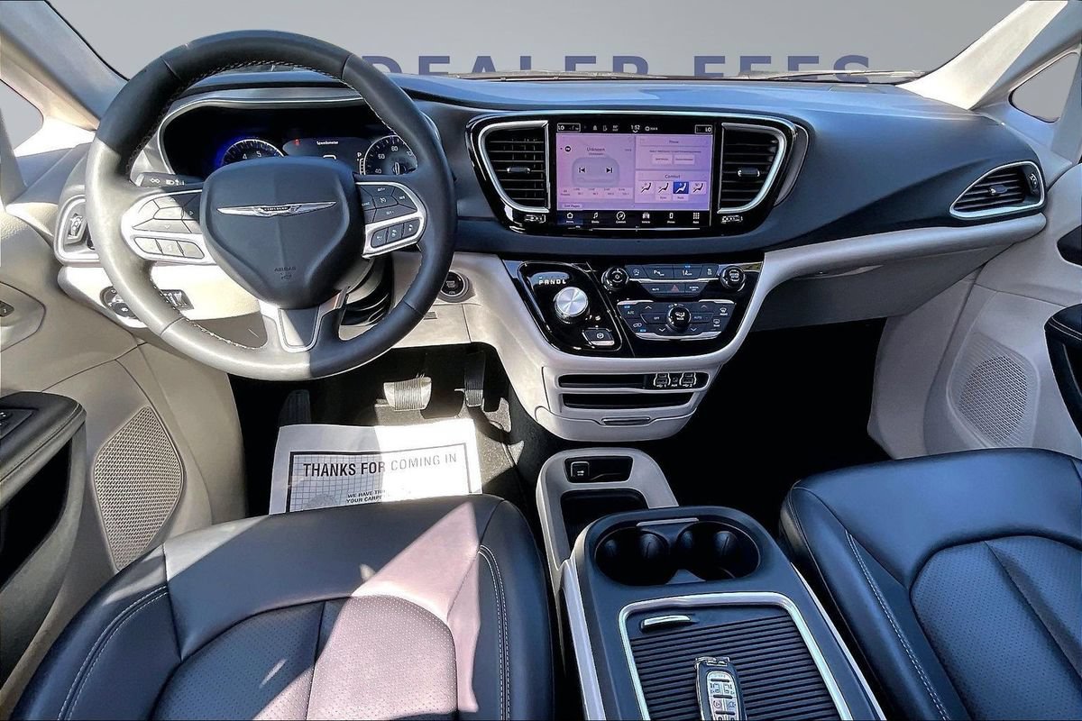 Used 2023 Chrysler Pacifica Touring-L FWD image 7