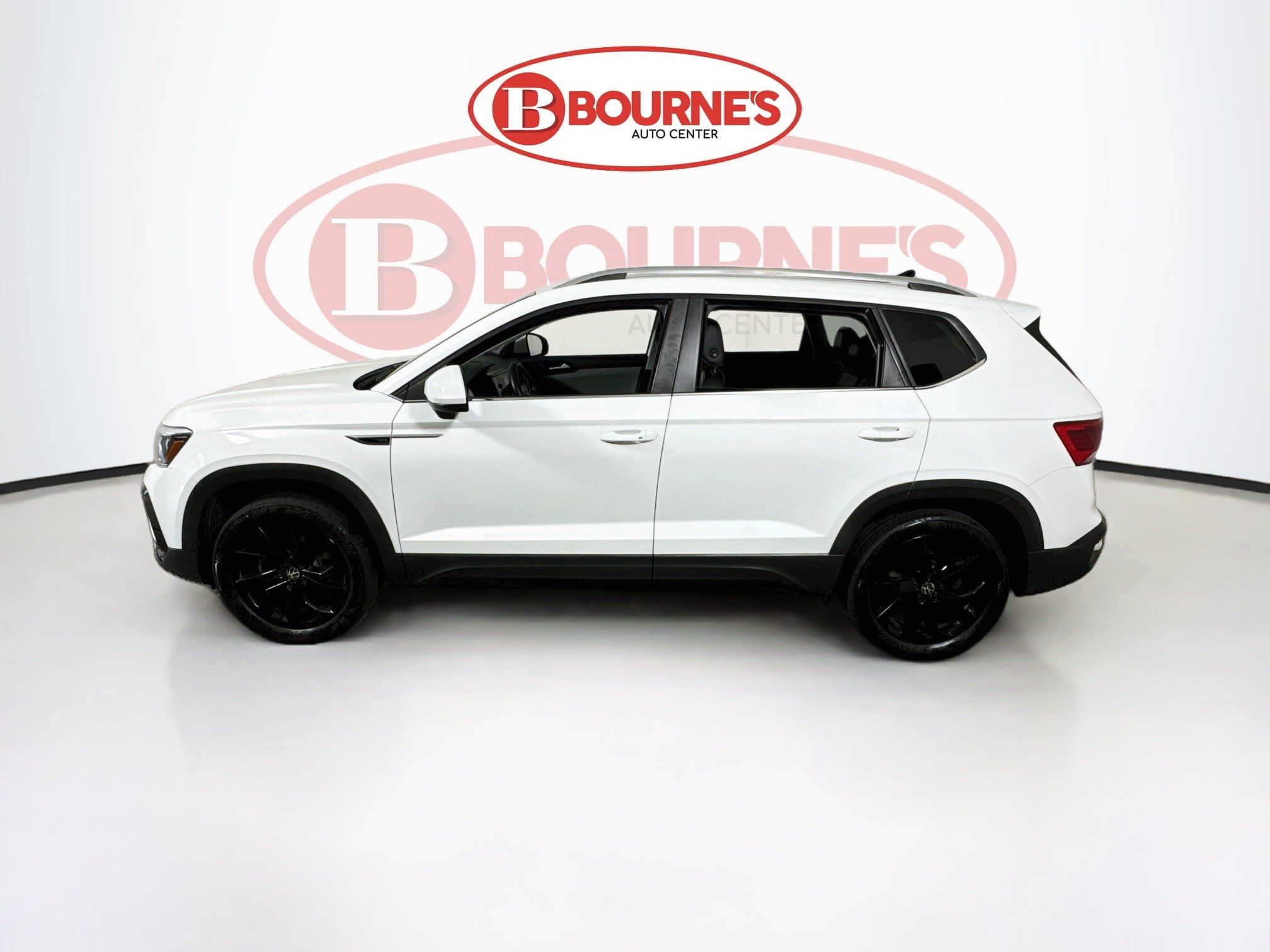 Used 2023 Volkswagen Taos SE w/ Panoramic Sunroof Package AWD/4WD image 8