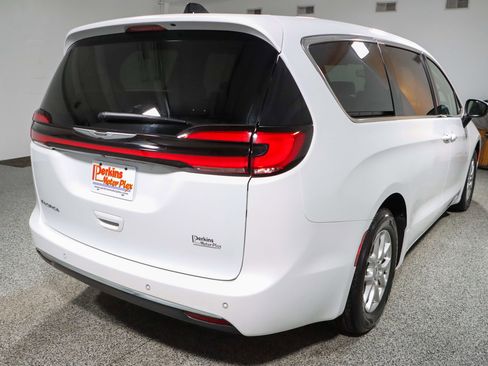Used 2023 Chrysler Pacifica Touring-L image 7