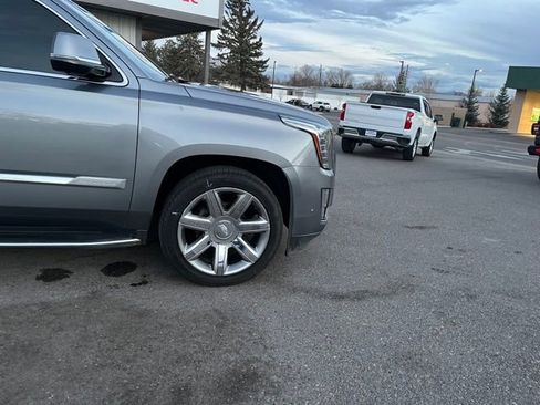 Used 2019 Cadillac Escalade ESV Luxury AWD/4WD image 15