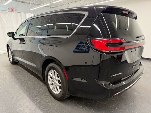 Used 2025 Chrysler Pacifica Select FWD image 3