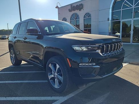 New 2025 Jeep Grand Cherokee Limited w/ Luxury Tech Group II AWD/4WD image 2