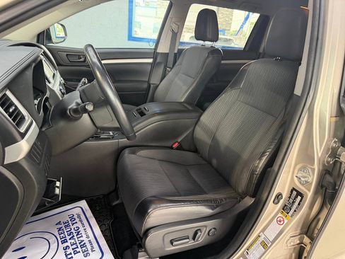 Used 2014 Toyota Highlander LE AWD/4WD image 14