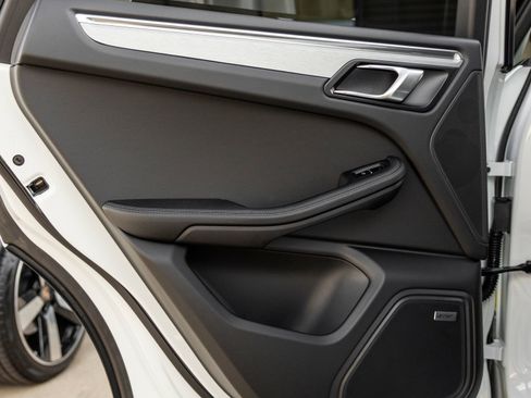 Certified 2026 Porsche Macan AWD/4WD image 30