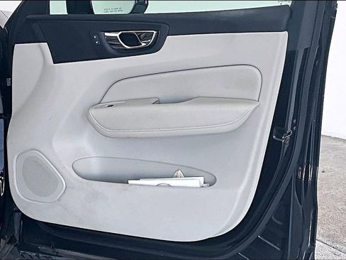 Used 2018 Volvo XC60 T5 Momentum w/ Vision Package image 26