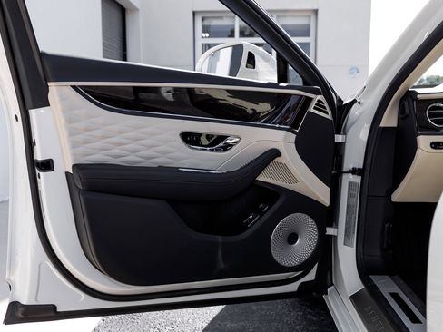 Used 2020 Bentley Flying Spur W12 image 11