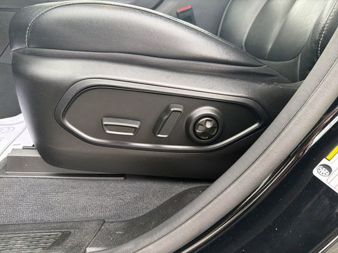 Used 2023 Jeep Grand Cherokee Limited image 11