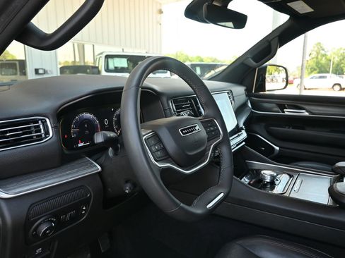 Used 2024 Jeep Wagoneer Series II w/ Flexible Seating Group RWD image 24