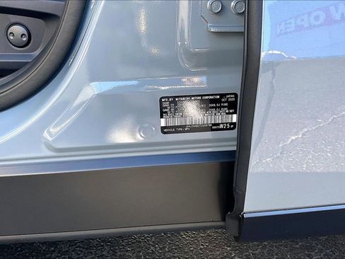 New 2026 Mitsubishi Outlander SE image 8