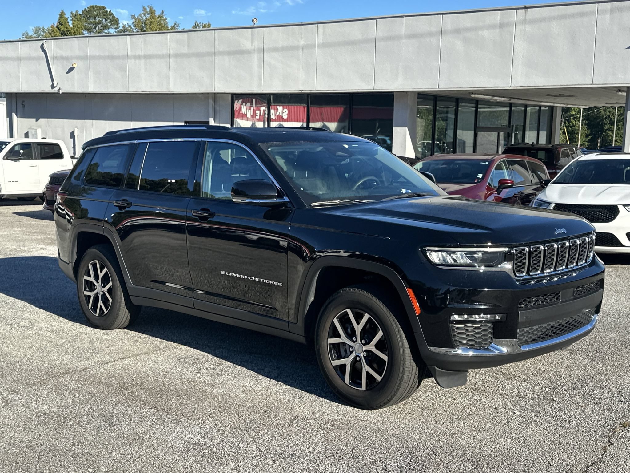 Used 2023 Jeep Grand Cherokee L Limited w/ Trailer Tow Group (B) AWD/4WD image 1