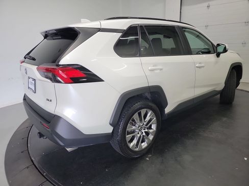 Used 2021 Toyota RAV4 XLE Premium FWD image 9