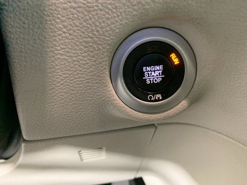 Used 2021 Chrysler Pacifica Touring-L FWD image 18