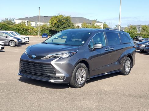 Used 2025 Toyota Sienna XLE image 37