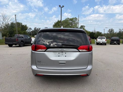 Used 2017 Chrysler Pacifica Touring-L w/ Tire & Wheel Group FWD image 6