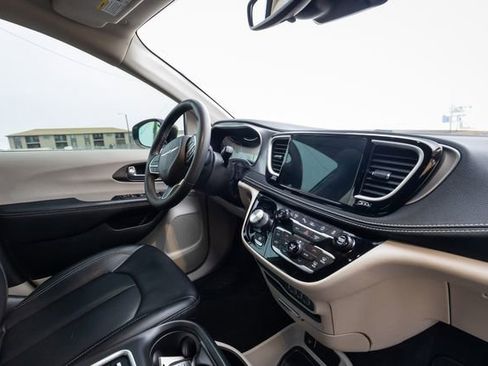 Used 2024 Chrysler Pacifica Touring-L image 21