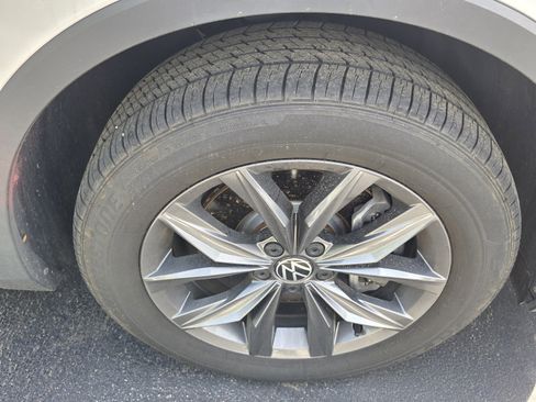 Used 2023 Volkswagen Tiguan SE w/ Panoramic Sunroof Package image 3