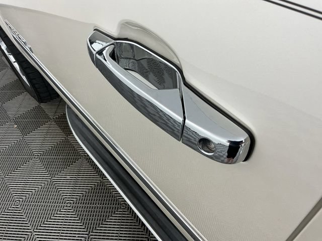 Used 2011 GMC Yukon XL Denali AWD/4WD image 9