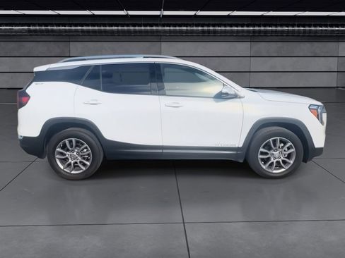 Used 2024 GMC Terrain SLT image 9