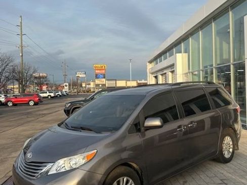 Used 2017 Toyota Sienna XLE image 15