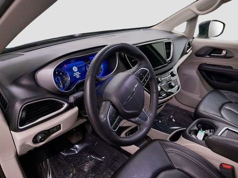 Used 2023 Chrysler Pacifica Touring-L image 9