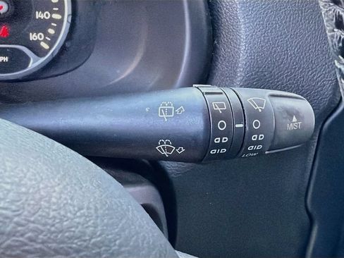Used 2015 Jeep Renegade Latitude w/ Popular Equipment Group FWD image 18