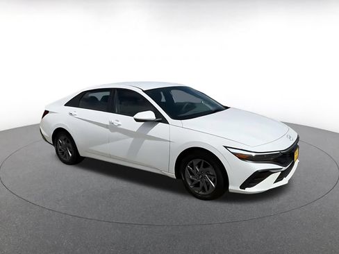 Used 2026 Hyundai Elantra Hybrid FWD image 2