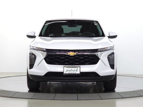 Used 2024 Chevrolet Trax LS w/ LS Convenience Package FWD image 2