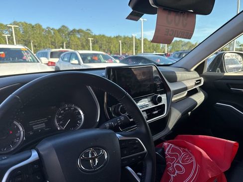 Used 2024 Toyota Highlander XLE image 6