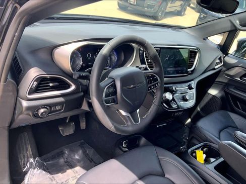 Used 2025 Chrysler Pacifica Select FWD image 18