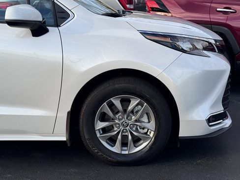 Used 2024 Toyota Sienna XLE image 43