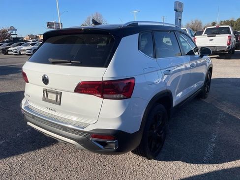 Used 2023 Volkswagen Taos SE w/ Panoramic Sunroof Package image 7