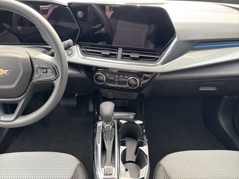 Used 2025 Chevrolet Trax LT FWD image 12