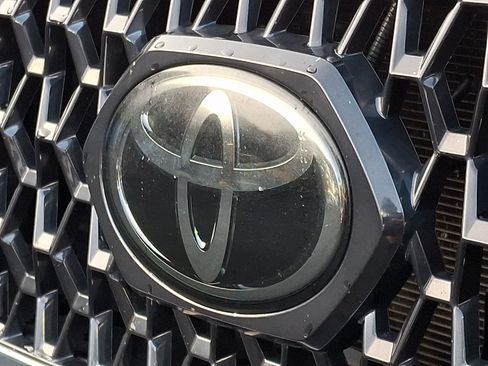 Used 2018 Toyota Tacoma TRD Sport AWD/4WD image 30