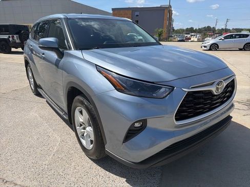 Used 2022 Toyota Highlander LE image 4