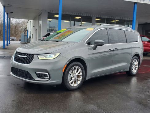 Used 2021 Chrysler Pacifica Touring-L image 2