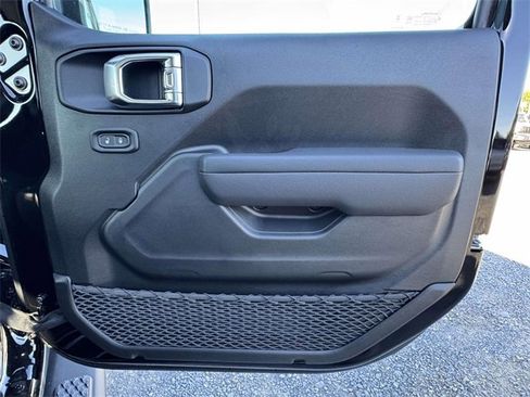 New 2025 Jeep Gladiator Sport image 13