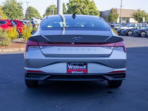 Used 2022 Hyundai Elantra SEL w/ Preferred Accessory Package image 8