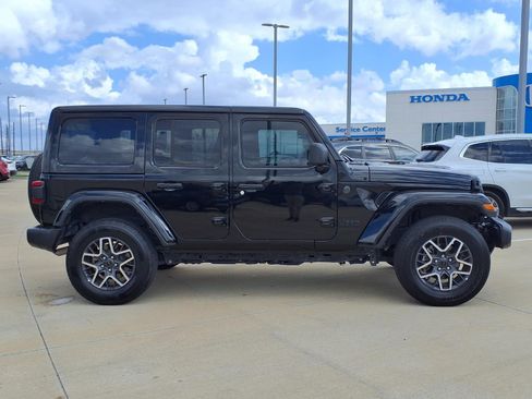 Used 2025 Jeep Wrangler Sahara image 8