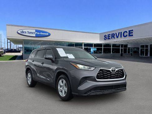 Used 2020 Toyota Highlander L FWD image 2