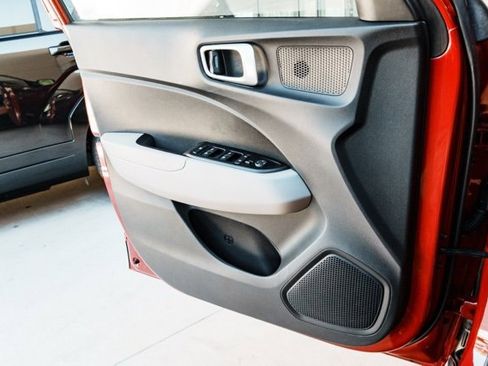 Certified 2021 Hyundai Venue SEL image 17