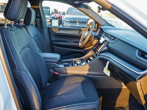 New 2025 Jeep Grand Cherokee Laredo X w/ Luxury Tech Group I image 18