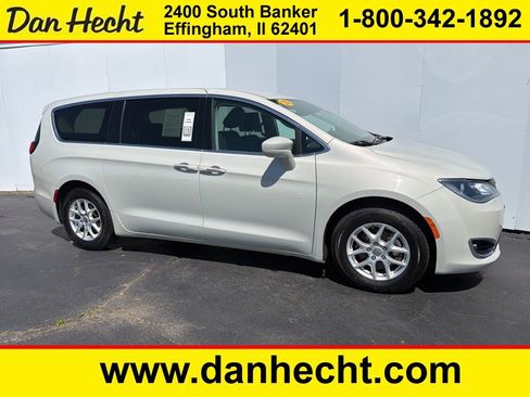 Used 2020 Chrysler Pacifica Touring FWD image 1