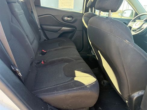 Used 2019 Jeep Cherokee Latitude w/ Popular Appearance Group image 16