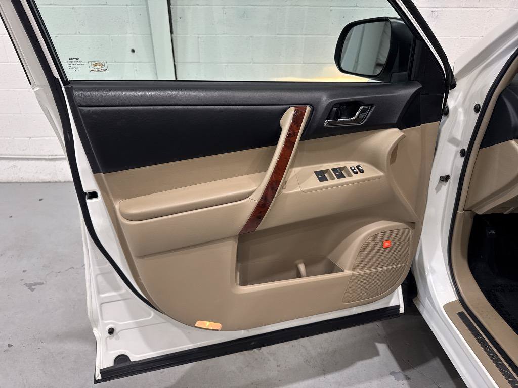 Used 2013 Toyota Highlander Limited AWD/4WD image 25