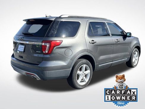 Used 2017 Ford Explorer XLT image 3