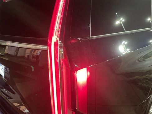 Used 2022 Cadillac Escalade Premium Luxury w/ Performance Package image 13