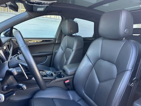 Certified 2025 Porsche Macan image 5