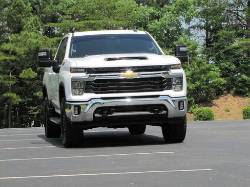Used 2024 Chevrolet Silverado 2500 LT AWD/4WD image 9